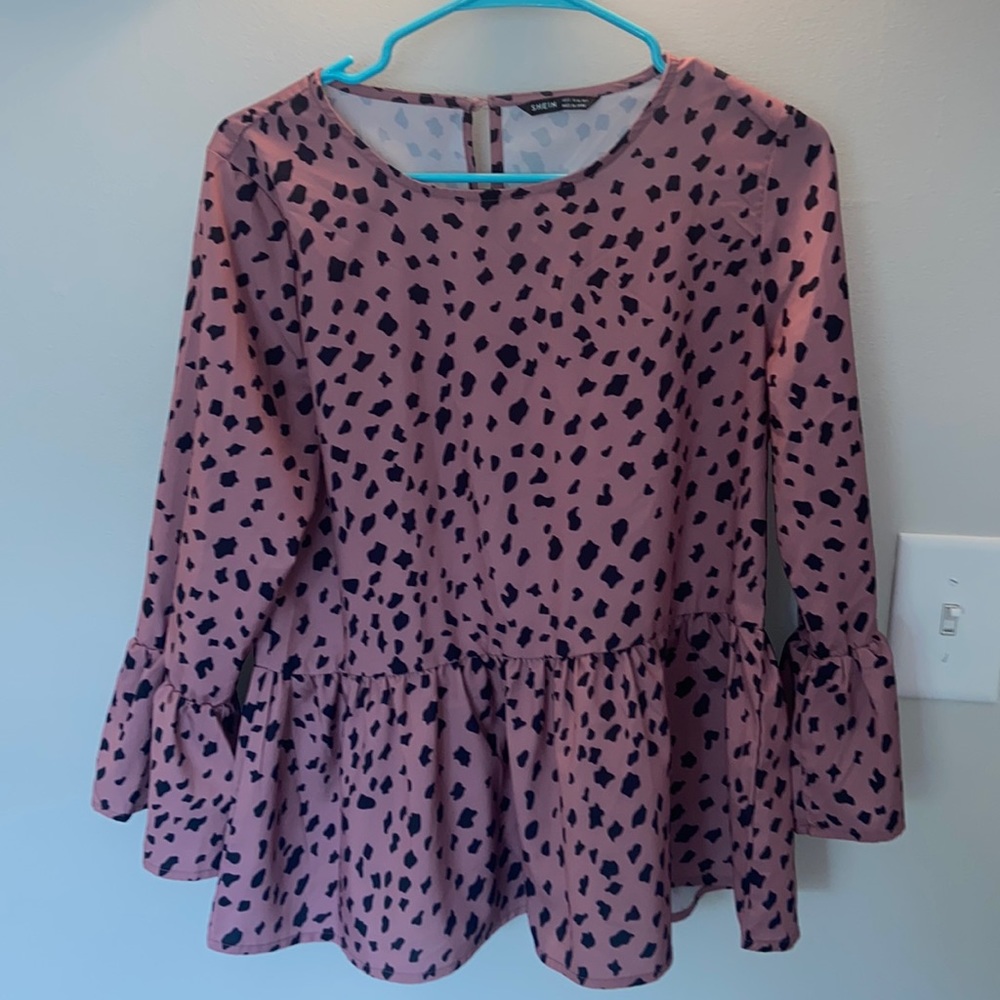 Keyhole back allover print peplum top. Cute top for work!